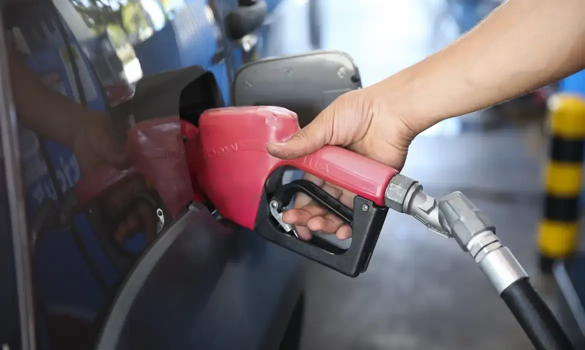 Às vésperas da eleição, governo volta a prorrogar subvenção ao diesel